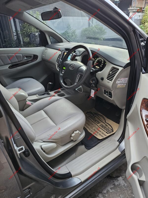Toyota Innova V - Gambar 3